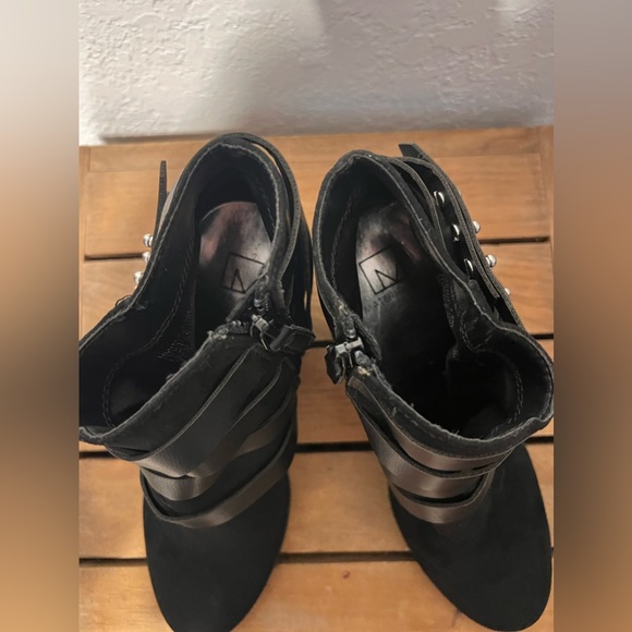 Woman's Black Ankle Boots Size 7.5 - Picture 9 of 9